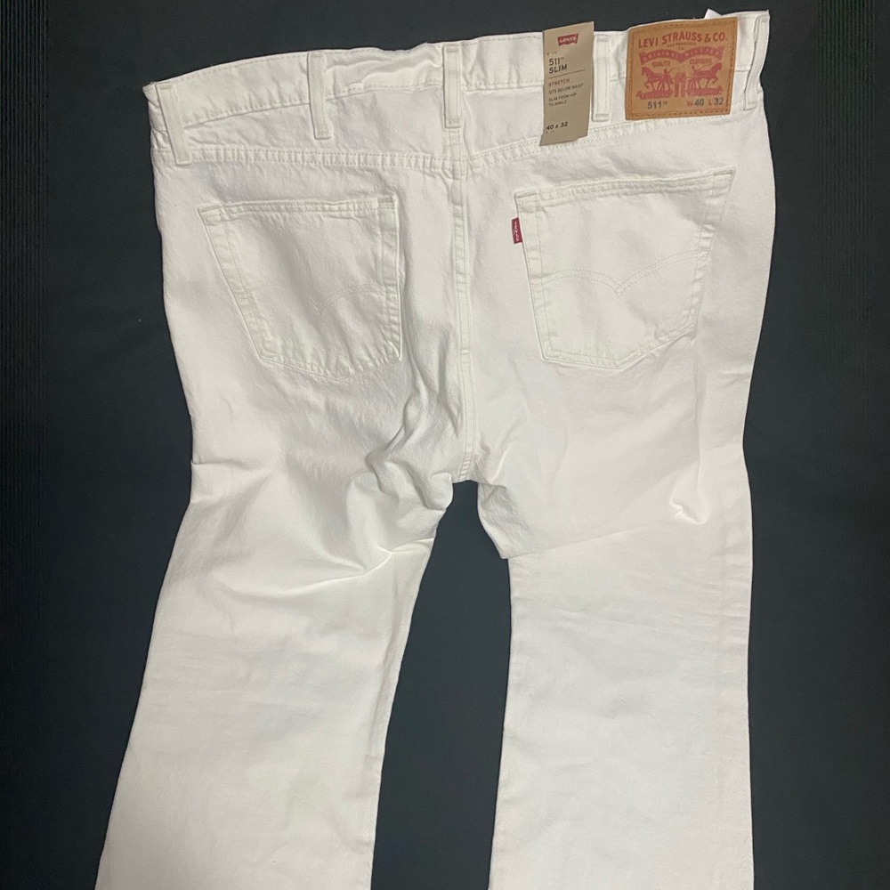 White ripped Levi jeans